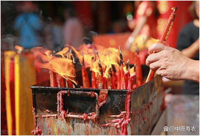 或是其他如清明,中元等节日,殡仪人员会去墓地/骨灰堂为逝者摆供上香