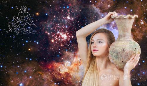 占星术和占星术的概念. 银河系背景上美丽的女人水瓶座