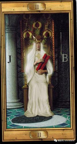 这位女祭司带着皇室王冠,展示了月亮的三个阶段.