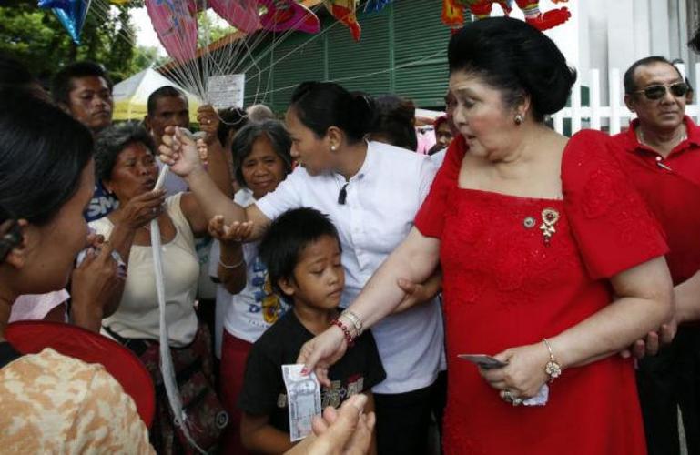 菲律宾前第一夫人85岁生日亲吻亡夫水晶棺